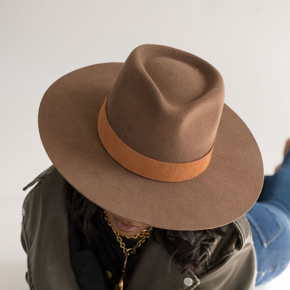 woman wearing marmont fedora in chocolate